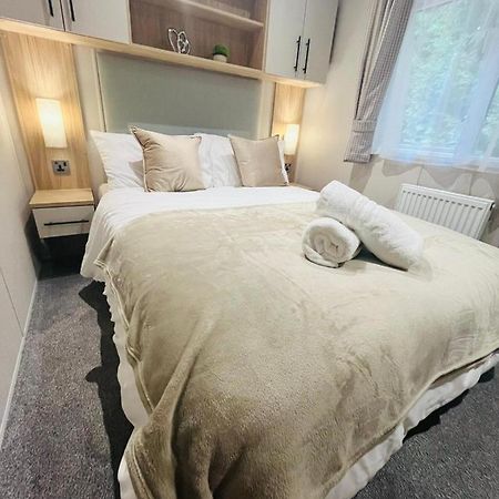 Joema Lodge With Hot Tub Йорк Экстерьер фото