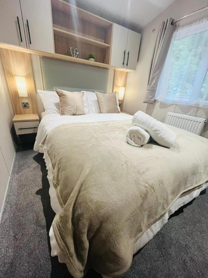 Joema Lodge With Hot Tub Йорк Экстерьер фото